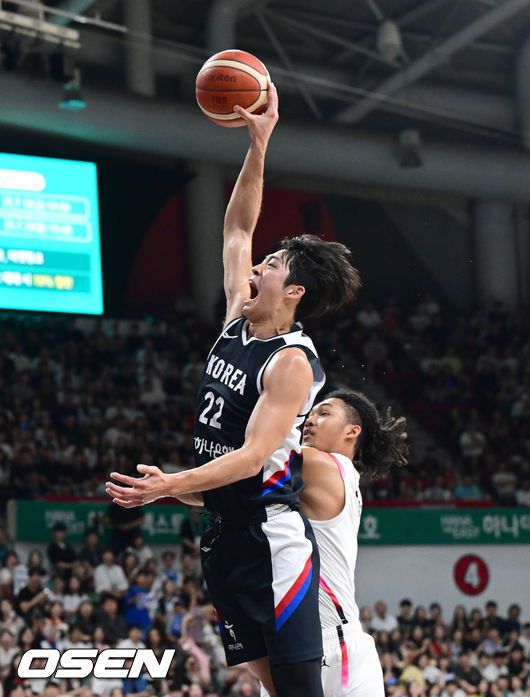 [OSEN=안양, 김성락 기자] 13일 오후 안양 정관장아레나에서 ‘하나은행 2025 남자농구 국가대표 평가전’ 대한민국과 일본의 두 번째 평가전이 열렸다. 대한민국은 지난 11일 열린 일본과의 첫 번째 평가전에서 91-77로 승리를 거뒀다. 1쿼터 대한민국 여준석이 점프슛을 시도하고 있다. 2025.07.13 / ksl0919@osen.co.kr