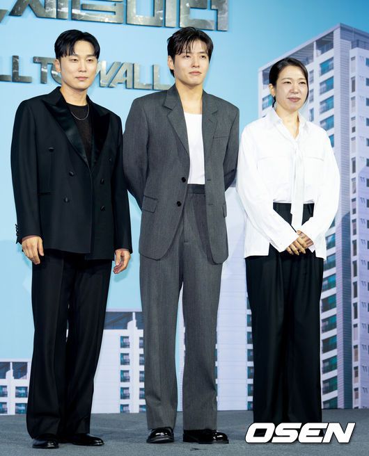 [OSEN=김성락 기자] 14일 오전 서울 중구 앰배서더 풀만 호텔에서 넥플릭스 영화 ‘84제곱미터’ 제작보고회가 열렸다. 영화‘ 84제곱미터 ’는 84㎡ 아파트로 내 집 마련에 성공한 영끌족 우성(강하늘)이 정체를 알 수 없는 층간 소음에 시달리며 벌어지는 예측불허 스릴러 장르다. 배우 서현우, 강하늘, 염혜란이 포토타임을 갖고 있다. 2025.07.14 / ksl0919@osen.co.kr