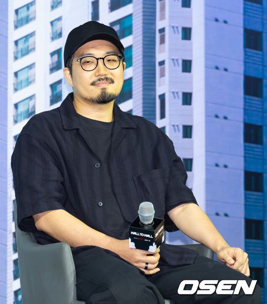 [OSEN=김성락 기자] 14일 오전 서울 중구 앰배서더 풀만 호텔에서 넥플릭스 영화 ‘84제곱미터’ 제작보고회가 열렸다. 영화‘ 84제곱미터 ’는 84㎡ 아파트로 내 집 마련에 성공한 영끌족 우성(강하늘)이 정체를 알 수 없는 층간 소음에 시달리며 벌어지는 예측불허 스릴러 장르다. 김태준 감독이 생각에 잠겨 있다. 2025.07.14 / ksl0919@osen.co.kr