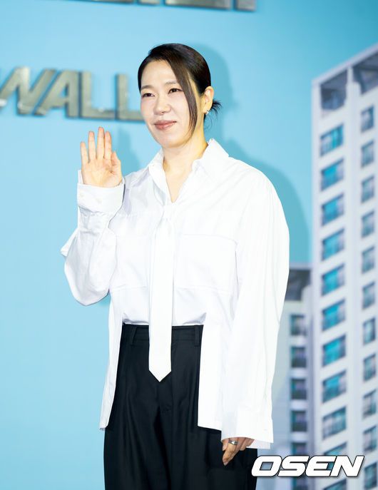 [OSEN=김성락 기자] 14일 오전 서울 중구 앰배서더 풀만 호텔에서 넥플릭스 영화 ‘84제곱미터’ 제작보고회가 열렸다. 영화‘ 84제곱미터 ’는 84㎡ 아파트로 내 집 마련에 성공한 영끌족 우성(강하늘)이 정체를 알 수 없는 층간 소음에 시달리며 벌어지는 예측불허 스릴러 장르다. 배우 엄혜란이 포토타임을 갖고 있다. 2025.07.14 / ksl0919@osen.co.kr