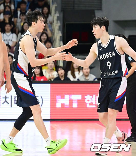 [OSEN=안양, 김성락 기자] 13일 오후 안양 정관장아레나에서 ‘하나은행 2025 남자농구 국가대표 평가전’ 대한민국과 일본의 두 번째 평가전이 열렸다. 대한민국은 지난 11일 열린 일본과의 첫 번째 평가전에서 91-77로 승리를 거뒀다. 2쿼터 대한민국 이현중, 이정현이 득점에 기쁨을 나누고 있다. 2025.07.13 / ksl0919@osen.co.kr