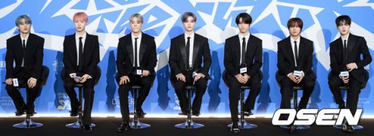 [OSEN=조은정 기자]그룹 NCT DREAM(엔시티 드림, 이하 NCT 드림)의 정규 5집 ‘Go Back To The Future’(고 백 투 더 퓨처) 발매 기념 제작 발표회가 14일 서울 송파구 롯데시네마 월드타워에서 열렸다.이번 앨범은 가장 빛나는 ‘나’를 찾기 위해 시간 여행을 떠난 호기심 많은 괴짜 NCT DREAM이 과거와 현재, 미래를 넘나드는 여정을 스펙터클하게 그려낸 작품이다. 더블 타이틀곡 ‘BTTF’(비티티에프 / 백 투 더 퓨처)와 ‘CHILLER’를 포함한 총 9곡이 수록돼 있다.NCT 드림이 질의응답 시간을 갖고 있다. 2025.07.14/cej@osen.co.kr