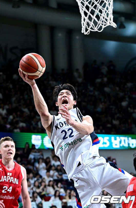 [OSEN=안양, 최규한 기자] 한국농구가 안방에서 일본의 자존심을 눌렀다.안준호 감독이 이끄는 남자농구대표팀은 11일 오후 7시 안양체육관에서 개최되는 평가전에서 숙적 일본을 이현중과 여준석의 활약을 앞세워서 91-77로 가볍게 이겼다. 한국은 13일 일본과 2차전을 가진다.4쿼터, 한국 여준석이 슛을 시도하고 있다. 2025.07.11 / dreamer@osen.co.kr