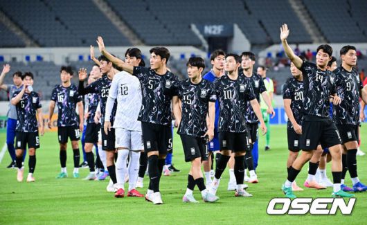 [OSEN=용인, 박준형 기자] 올 시즌'K리그 간판' 강상윤(전북), 이호재(포항)가 나란히 A매치 데뷔골을 터트렸다. 한국을 승리로 이끌었다.홍명보 감독이 이끄는 한국 축구대표팀은 11일 오후 8시 용인 미르스타디움에서 홍콩과 2025 동아시아축구연맹(EAFF) E-1 챔피언십(동아시안컵) 2차전을 치러 2-0으로 승리했다.경기종료 후 한국 축구대표팀이 팬들에게 인사를 하고 있다. .  2025.07.11 / soul1014@osen.co.kr