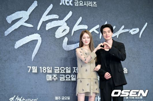 [OSEN=조은정 기자]JTBC 새 금요시리즈 ‘착한 사나이’ 제작발표회가 14일 서울 구로구 한 연회장에서 열렸다.‘착한 사나이’(연출 송해성·박홍수, 극본 김운경·김효석, 제공 SLL, 제작 하이브미디어코프·하이그라운드)는 3대 건달 집안의 장손이자 의외의 순정을 품은 박석철과 가수를 꿈꾸는 그의 첫사랑 강미영이 펼치는 감성 누아르다.배우 이성경, 이동욱이 포즈를 취하고 있다. 2025.07.14/cej@osen.co.kr