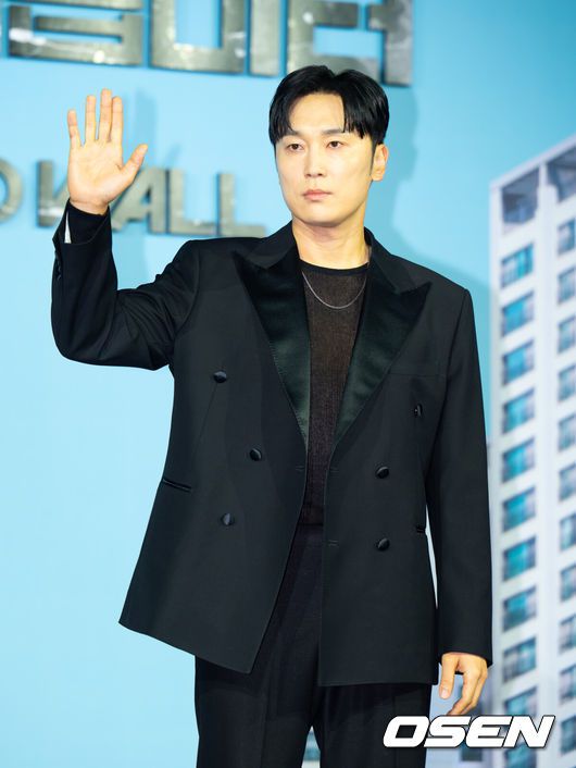 [OSEN=김성락 기자] 14일 오전 서울 중구 앰배서더 풀만 호텔에서 넥플릭스 영화 ‘84제곱미터’ 제작보고회가 열렸다. 영화‘ 84제곱미터 ’는 84㎡ 아파트로 내 집 마련에 성공한 영끌족 우성(강하늘)이 정체를 알 수 없는 층간 소음에 시달리며 벌어지는 예측불허 스릴러 장르다. 배우 서현우가 포토타임을 갖고 있다. 2025.07.14 / ksl0919@osen.co.kr