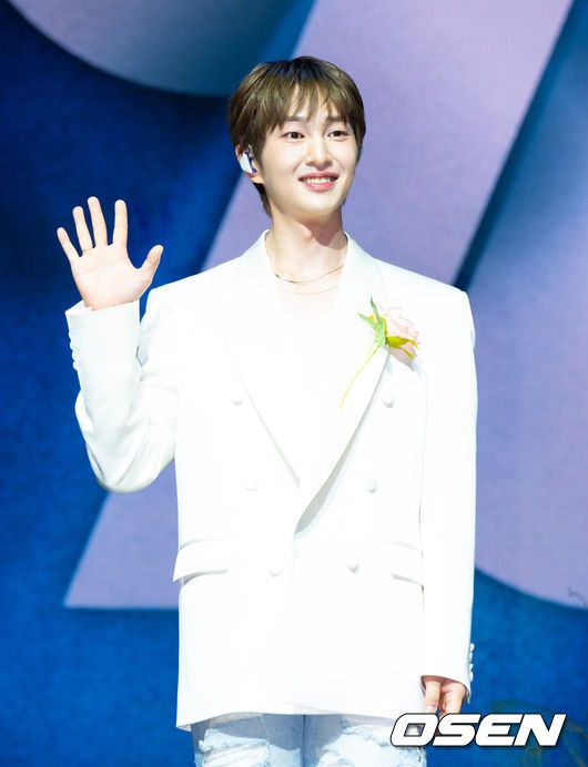 [OSEN=김성락 기자] 15일 오후 서울 영등포구 명화라이브홀에서 샤이니 온유(ONEW)의 솔로 정규 2집 ‘PERCENT’ 발매 기념 쇼케이스가 열렸다. 앨범 ‘PERCENT’는 비워지고, 채워지며 완성되어 가는 온유만의 기록이다. 온유는 세상을 살아가며 만나는 무수한 것들과 상호 보완의 관계를 이루며 100%를 채워간다. 결코 혼자서는 완전할 수 없지만, 불완전한 존재들 역시 그 자체로 아름답다는 믿음이 담겼다. 온유가 곡 작업 전반에 직접 참여해 진화된 음악적 역량을 입증한다.샤이니 온유가 포즈를 취하고 있다. 2025.07.15 / ksl0919@osen.co.kr