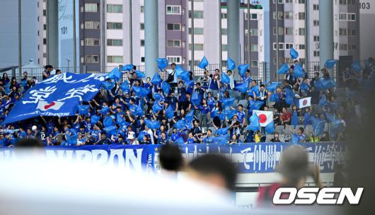 [OSEN=용인, 최규한 기자] 홍명보 감독이 이끄는 남자축구대표팀이 15일 오후 용인 미르스타디움에서 2025 동아시아축구연맹(EAFF) E-1 챔피언십(동아시안컵) 3차전 일본과 경기를 가졌다.한국은 1차전서 중국을 3-0, 2차전서 홍콩을 2-0으로 완파했다. 하지만 일본이 1차전서 홍콩을 6-1, 2차전서 중국을 2-0으로 이겼다. 골득실 +7의 일본이 +5의 한국을 누르고 조 선두인 상황이다. 나란히 2승을 거둔 한국과 일본은 대회 우승컵을 놓고 격돌한다.응원을 펼치는 일본 응원단의 모습. 2025.07.15 / dreamer@osen.co.kr