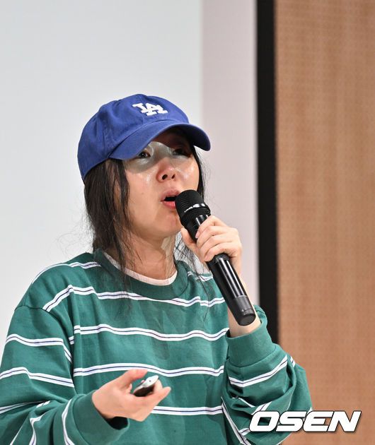 [OSEN=조은정 기자]하이브 산하 레이블 어도어의 대표 민희진이 25일 오후 서울 서초구 한국컨퍼런스센터에서 경영원 탈취 시도 의혹 관련 긴급기자회견을 열었다.앞서 하이브는 민희진 대표가 뉴진스를 데리고 본사로부터 독립하려 한다는 제보를 받아 관련 증거 수집에 나섰다.하이브는 A 씨 등 어도어 경영진이 대외비인 계약서를 유출하고, 하이브가 보유하고 있는 어도어 주식을 팔도록 유도했다는 정황을 포착해 감사권을 발동했으며A 씨가 하이브 내부 정보를 어도어에 넘긴 것으로도 파악했다. 이와 관련,민희진 대표는 공식입장을 통해 '아일릿의 뉴진스 카피 사태'에 문제를 제기하자 하이브로부터 해임 통보를 받은 것이라고 반박했다.민희진 대표가 입장을 발표하고 있다. 2024.04.25 /cej@osen.co.kr