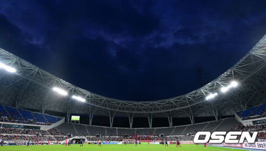 [OSEN=용인, 최규한 기자] 홍명보 감독이 이끄는 남자축구대표팀이 15일 오후 용인 미르스타디움에서 2025 동아시아축구연맹(EAFF) E-1 챔피언십(동아시안컵) 3차전 일본과 경기를 가졌다.한국은 1차전서 중국을 3-0, 2차전서 홍콩을 2-0으로 완파했다. 하지만 일본이 1차전서 홍콩을 6-1, 2차전서 중국을 2-0으로 이겼다. 골득실 +7의 일본이 +5의 한국을 누르고 조 선두인 상황이다. 나란히 2승을 거둔 한국과 일본은 대회 우승컵을 놓고 격돌한다.빈자리가 보이는 용인 미르스타디움에서 선수들이 경기를 펼치고 있다. 2025.07.15 / dreamer@osen.co.kr