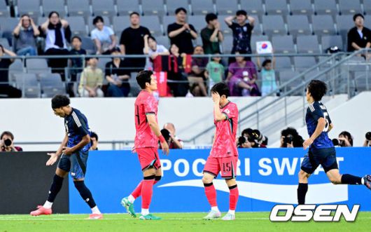 [OSEN=용인, 최규한 기자] 홍명보 감독이 이끄는 남자축구대표팀이 15일 오후 용인 미르스타디움에서 2025 동아시아축구연맹(EAFF) E-1 챔피언십(동아시안컵) 3차전 일본과 경기를 가졌다.한국은 1차전서 중국을 3-0, 2차전서 홍콩을 2-0으로 완파했다. 하지만 일본이 1차전서 홍콩을 6-1, 2차전서 중국을 2-0으로 이겼다. 골득실 +7의 일본이 +5의 한국을 누르고 조 선두인 상황이다. 나란히 2승을 거둔 한국과 일본은 대회 우승컵을 놓고 격돌한다.전반 한국이 일본 저메인 료에세 선제골을 내준 뒤 아쉬워하고 있다. 2025.07.15 / dreamer@osen.co.kr