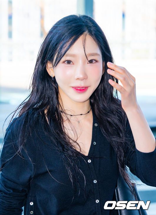 [OSEN=이대선 기자] 9일 오후 서울 일지아트홀에서 트로트 가수 김태연 첫 번째 정규앨범 '설레임' 발매기념 쇼케이스가 열렸다.김태연의 첫 번째 정규앨범 ‘설레임’은 깊어진 감성과 더욱 단단해진 보컬로 돌아온 김태연의 진심이 담긴 작품이다. 가수 김태연이 포토타임을 하고 있다. 2025.04.09 /sunday@osen.co.kr