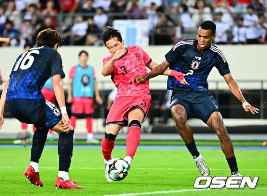 [OSEN=용인, 지형준 기자] 홍명보 감독이 이끄는 남자축구대표팀이 15일 오후 용인 미르스타디움에서 2025 동아시아축구연맹(EAFF) E-1 챔피언십(동아시안컵) 3차전 일본과 경기를 가졌다.한국은 1차전서 중국을 3-0, 2차전서 홍콩을 2-0으로 완파했다. 하지만 일본이 1차전서 홍콩을 6-1, 2차전서 중국을 2-0으로 이겼다. 골득실 +7의 일본이 +5의 한국을 누르고 조 선두인 상황이다. 나란히 2승을 거둔 한국과 일본은 대회 우승컵을 놓고 격돌한다.후반 한국 이태석이 슛을 시도하고 있다. 2025.07.15 / jpnews@osen.co.kr