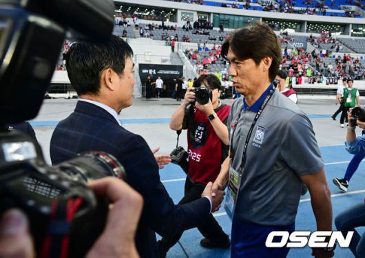 [OSEN=용인, 지형준 기자] 홍명보 감독이 이끄는 남자축구대표팀이 15일 오후 용인 미르스타디움에서 2025 동아시아축구연맹(EAFF) E-1 챔피언십(동아시안컵) 3차전 일본과 경기를 가졌다.한국은 1차전서 중국을 3-0, 2차전서 홍콩을 2-0으로 완파했다. 하지만 일본이 1차전서 홍콩을 6-1, 2차전서 중국을 2-0으로 이겼다. 골득실 +7의 일본이 +5의 한국을 누르고 조 선두인 상황이다. 나란히 2승을 거둔 한국과 일본은 대회 우승컵을 놓고 격돌한다.경기에 앞서 일본 모리야스 하지메 감독과 한국 홍명보 감독이 인사를 나누고 있다. 2025.07.15 / jpnews@osen.co.kr