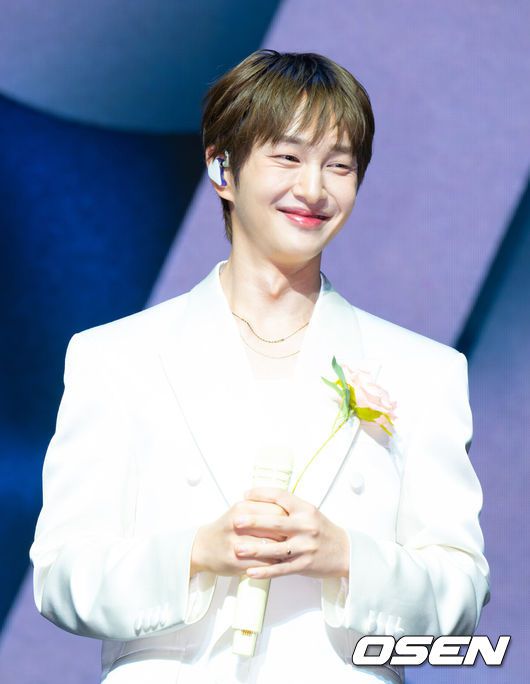 [OSEN=김성락 기자] 15일 오후 서울 영등포구 명화라이브홀에서 샤이니 온유(ONEW)의 솔로 정규 2집 ‘PERCENT’ 발매 기념 쇼케이스가 열렸다. 앨범 ‘PERCENT’는 비워지고, 채워지며 완성되어 가는 온유만의 기록이다. 온유는 세상을 살아가며 만나는 무수한 것들과 상호 보완의 관계를 이루며 100%를 채워간다. 결코 혼자서는 완전할 수 없지만, 불완전한 존재들 역시 그 자체로 아름답다는 믿음이 담겼다. 온유가 곡 작업 전반에 직접 참여해 진화된 음악적 역량을 입증한다.샤이니 온유가 포즈를 취하고 있다. 2025.07.15 / ksl0919@osen.co.kr