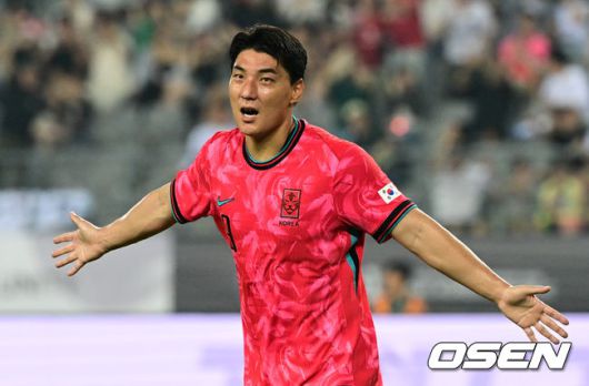 [OSEN=용인, 조은정 기자]7일 경기 용인시 용인 미르 스타디움에서 2025 동아시아 축구연맹(EAFF) E-1 챔피언십(동아시안컵) 대한민국 남자 축구 대표팀과 중국의 개막전이 열렸다.한국은 중국과 첫 경기를 시작으로 11일 홍콩, 15일 일본과 격돌한다. 경기는 모두 용인에서 치러지며 3경기 성적에 따라 그대로 최종 순위가 결정된다.전반 한국 주민규가 팀의 두 번째 골을 넣은 뒤 기뻐하고 있다. 2025.07.07 /cej@osen.co.kr