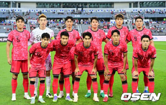 [OSEN=용인, 최규한 기자] 홍명보 감독이 이끄는 남자축구대표팀이 15일 오후 용인 미르스타디움에서 2025 동아시아축구연맹(EAFF) E-1 챔피언십(동아시안컵) 3차전 일본과 경기를 가졌다.한국은 1차전서 중국을 3-0, 2차전서 홍콩을 2-0으로 완파했다. 하지만 일본이 1차전서 홍콩을 6-1, 2차전서 중국을 2-0으로 이겼다. 골득실 +7의 일본이 +5의 한국을 누르고 조 선두인 상황이다. 나란히 2승을 거둔 한국과 일본은 대회 우승컵을 놓고 격돌한다.경기를 앞두고 한국 베스트 11이 포즈를 취하고 있다. 2025.07.15 / dreamer@osen.co.kr