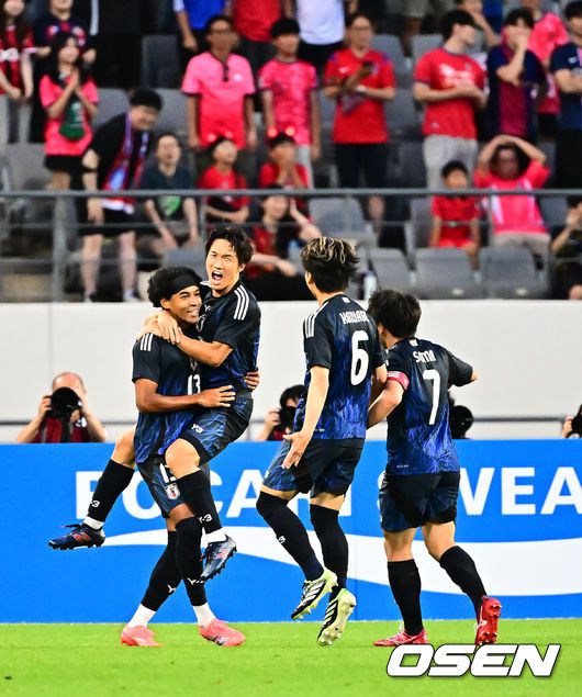 [OSEN=용인, 지형준 기자] 홍명보 감독이 이끄는 남자축구대표팀이 15일 오후 용인 미르스타디움에서 2025 동아시아축구연맹(EAFF) E-1 챔피언십(동아시안컵) 3차전 일본과 경기를 가졌다.한국은 1차전서 중국을 3-0, 2차전서 홍콩을 2-0으로 완파했다. 하지만 일본이 1차전서 홍콩을 6-1, 2차전서 중국을 2-0으로 이겼다. 골득실 +7의 일본이 +5의 한국을 누르고 조 선두인 상황이다. 나란히 2승을 거둔 한국과 일본은 대회 우승컵을 놓고 격돌한다.전반 일본 저메인이 선제골을 넣고 동료선수들과 기뻐하고 있다. 2025.07.15 / jpnews@osen.co.kr