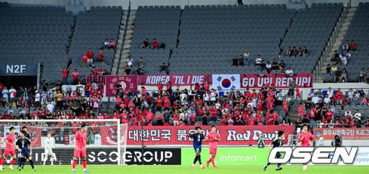 [OSEN=용인, 최규한 기자] 홍명보 감독이 이끄는 남자축구대표팀이 15일 오후 용인 미르스타디움에서 2025 동아시아축구연맹(EAFF) E-1 챔피언십(동아시안컵) 3차전 일본과 경기를 가졌다.한국은 1차전서 중국을 3-0, 2차전서 홍콩을 2-0으로 완파했다. 하지만 일본이 1차전서 홍콩을 6-1, 2차전서 중국을 2-0으로 이겼다. 골득실 +7의 일본이 +5의 한국을 누르고 조 선두인 상황이다. 나란히 2승을 거둔 한국과 일본은 대회 우승컵을 놓고 격돌한다.응원을 펼치는 한국 팬들의 모습. 2025.07.15 / dreamer@osen.co.kr