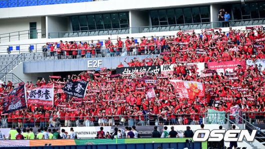 [OSEN=용인, 최규한 기자] 5일 오후 용인 미르스타디움에서 2025 동아시아축구연맹(EAFF) E-1 챔피언십(동아시안컵) 3차전 중국과 홍콩의 경기가 열렸다.이날 경기는 중국이 홍콩을 상대로 1-0 승리를 거뒀다.경기를 마치고 홍콩 선수들이 팬들에게 인사를 전하고 있다. 2025.07.15 / dreamer@osen.co.kr