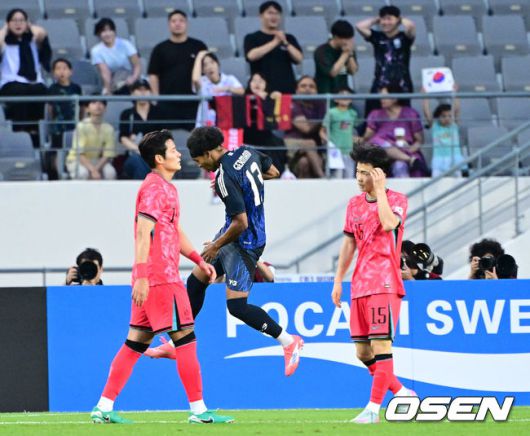 [OSEN=용인, 최규한 기자] 홍명보 감독이 이끄는 남자축구대표팀이 15일 오후 용인 미르스타디움에서 2025 동아시아축구연맹(EAFF) E-1 챔피언십(동아시안컵) 3차전 일본과 경기를 가졌다.한국은 1차전서 중국을 3-0, 2차전서 홍콩을 2-0으로 완파했다. 하지만 일본이 1차전서 홍콩을 6-1, 2차전서 중국을 2-0으로 이겼다. 골득실 +7의 일본이 +5의 한국을 누르고 조 선두인 상황이다. 나란히 2승을 거둔 한국과 일본은 대회 우승컵을 놓고 격돌한다.전반 한국이 일본 저메인 료에세 선제골을 내준 뒤 아쉬워하고 있다. 2025.07.15 / dreamer@osen.co.kr