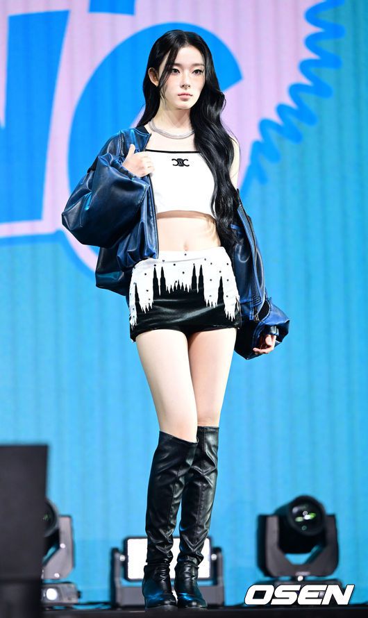 [OSEN=최규한 기자] 그룹 ifeye(이프아이-카시아, 라희, 원화연, 사샤, 태린, 미유)가 16일 오후 서울 한남동 블루스퀘어 SOL 트래블홀에서 미니 2집 물결 ‘낭’ Pt.2 ‘sweet tang(스윗탱)’을 발매 쇼케이스를 가졌다.이번 앨범 타이틀곡 ‘r u ok?’는 ifeye(이프아이)의 독보적인 멋스러움을 담아낸 노래로, 파워풀한 댄스곡 같으면서도 그 이면에 섬세한 악기 구성과 정교하게 설계된 그루브가 담겨 있어 리스너들의 귀를 사로잡을 것으로 기대된다.이프아이 카시아가 포토타임을 하고 있다. 2025.07.16/ dreamer@osen.co.kr