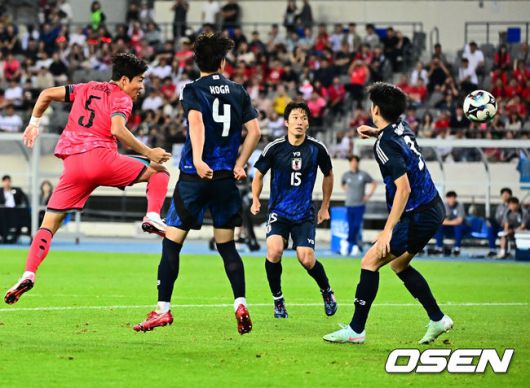 [OSEN=용인, 지형준 기자] 홍명보 감독이 이끄는 남자축구대표팀이 15일 오후 용인 미르스타디움에서 2025 동아시아축구연맹(EAFF) E-1 챔피언십(동아시안컵) 3차전 일본과 경기를 가졌다.한국은 1차전서 중국을 3-0, 2차전서 홍콩을 2-0으로 완파했다. 하지만 일본이 1차전서 홍콩을 6-1, 2차전서 중국을 2-0으로 이겼다. 골득실 +7의 일본이 +5의 한국을 누르고 조 선두인 상황이다. 나란히 2승을 거둔 한국과 일본은 대회 우승컵을 놓고 격돌한다.후반 한국 박진섭이 헤더슛을 시도하고 있다. 2025.07.15 / jpnews@osen.co.kr