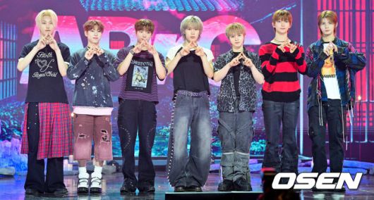 [OSEN=조은정 기자]그룹 아크(ARrC·앤디, 최한, 도하, 현민, 지빈, 끼엔, 리오토)의 미니 3집 ‘호프’(HOPE) 발매 기념 미디어 쇼케이스가 16일 서울 마포구 SBS프리즘타워 공개홀에서 열렸다.아크의 이번 앨범의 타이틀곡 ‘어썸’(awesome)은 Y2K 사운드 기반의 남부 힙합이자 크렁크 스타일을 바탕으로 한 하이프 챈트 트랙이다. 일상의 불운마저 ‘awesome’하게 전환 해내는 Z세대의 태도를 위트 있게 담아냈으며, 아크 특유의 자유롭고 개성 있는 바이브가 인상적인 곡이다.아크가 포즈를 취하고 있다. 2025.07.16 /cej@osen.co.kr