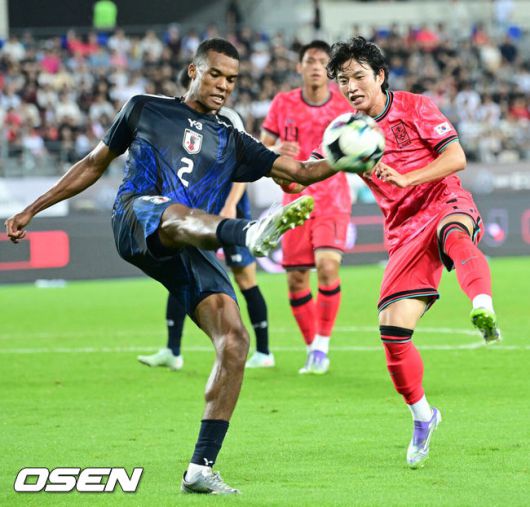 [OSEN=용인, 최규한 기자] 한국축구가 일본에 사상 첫 3연패를 당했다.홍명보 감독이 이끄는 남자축구대표팀은 15일 오후 용인 미르스타디움에서 열린 2025 동아시아축구연맹(EAFF) E-1 챔피언십(동아시안컵) 3차전에서 숙적 일본에게 0-1로 패해 우승컵 탈환에 실패했다.후반 한국 정승원이 공을 쫓고 있다. 2025.07.15 / dreamer@osen.co.kr