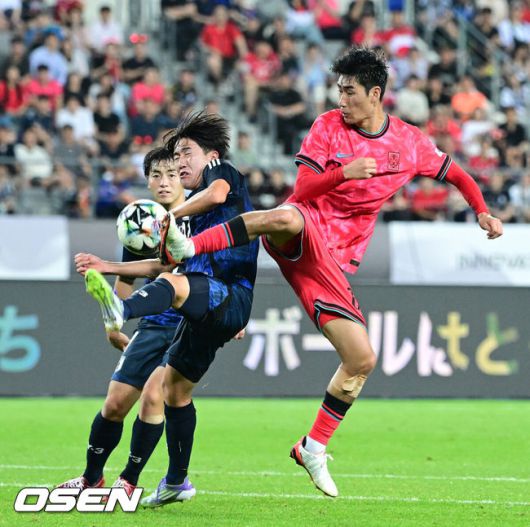 [OSEN=용인, 최규한 기자] 한국축구가 일본에 사상 첫 3연패를 당했다.홍명보 감독이 이끄는 남자축구대표팀은 15일 오후 용인 미르스타디움에서 열린 2025 동아시아축구연맹(EAFF) E-1 챔피언십(동아시안컵) 3차전에서 숙적 일본에게 0-1로 패해 우승컵 탈환에 실패했다.후반 한국 서민우가 볼다툼을 벌이고 있다. 2025.07.15 / dreamer@osen.co.kr