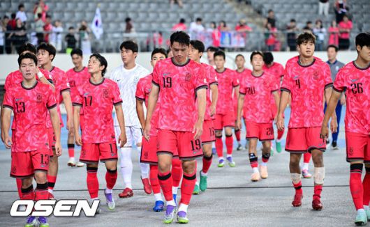 [OSEN=용인, 최규한 기자] 한국축구가 일본에 사상 첫 3연패를 당했다.홍명보 감독이 이끄는 남자축구대표팀은 15일 오후 용인 미르스타디움에서 열린 2025 동아시아축구연맹(EAFF) E-1 챔피언십(동아시안컵) 3차전에서 숙적 일본에게 0-1로 패해 우승컵 탈환에 실패했다.경기를 마치고 한국 선수들이 팬들에게 인사하기 위해 발걸음을 옮기고 있다. 2025.07.15 / dreamer@osen.co.kr