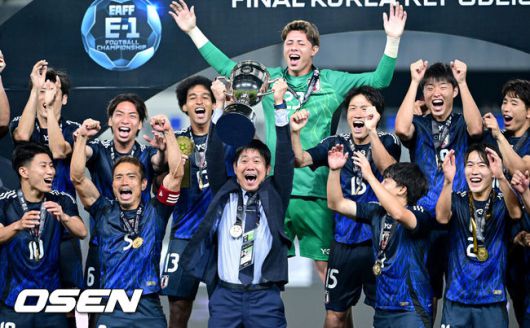 [OSEN=용인, 최규한 기자] 한국축구가 일본에 사상 첫 3연패를 당했다.홍명보 감독이 이끄는 남자축구대표팀은 15일 오후 용인 미르스타디움에서 열린 2025 동아시아축구연맹(EAFF) E-1 챔피언십(동아시안컵) 3차전에서 숙적 일본에게 0-1로 패해 우승컵 탈환에 실패했다.우승을 거머쥔 일본 모리야스 하지메 감독을 비롯한 코치진과 선수들이 우승 세리머니를 펼치고 있다. 2025.07.15 / dreamer@osen.co.kr