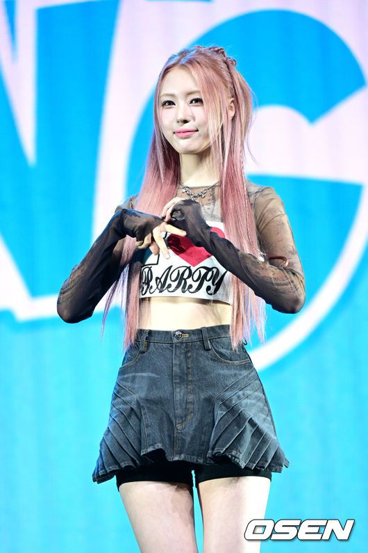 [OSEN=최규한 기자] 그룹 ifeye(이프아이-카시아, 라희, 원화연, 사샤, 태린, 미유)가 16일 오후 서울 한남동 블루스퀘어 SOL 트래블홀에서 미니 2집 물결 ‘낭’ Pt.2 ‘sweet tang(스윗탱)’을 발매 쇼케이스를 가졌다.이번 앨범 타이틀곡 ‘r u ok?’는 ifeye(이프아이)의 독보적인 멋스러움을 담아낸 노래로, 파워풀한 댄스곡 같으면서도 그 이면에 섬세한 악기 구성과 정교하게 설계된 그루브가 담겨 있어 리스너들의 귀를 사로잡을 것으로 기대된다.이프아이 원화연이 포토타임을 하고 있다. 2025.07.16/ dreamer@osen.co.kr