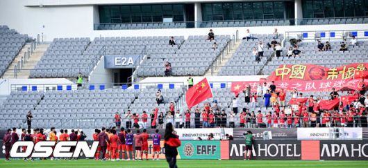 [OSEN=용인, 최규한 기자] 5일 오후 용인 미르스타디움에서 2025 동아시아축구연맹(EAFF) E-1 챔피언십(동아시안컵) 3차전 중국과 홍콩의 경기가 열렸다.이날 경기는 중국이 홍콩을 상대로 1-0 승리를 거뒀다.경기를 마치고 중국 선수들이 팬들에게 인사를 전하고 있다. 2025.07.15 / dreamer@osen.co.kr