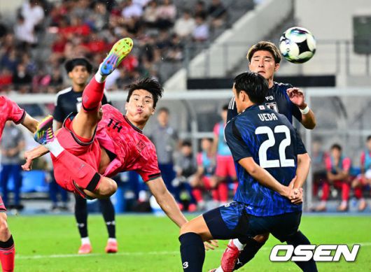 [OSEN=용인, 지형준 기자] 홍명보 감독이 이끄는 남자축구대표팀이 15일 오후 용인 미르스타디움에서 2025 동아시아축구연맹(EAFF) E-1 챔피언십(동아시안컵) 3차전 일본과 경기를 가졌다.한국은 1차전서 중국을 3-0, 2차전서 홍콩을 2-0으로 완파했다. 하지만 일본이 1차전서 홍콩을 6-1, 2차전서 중국을 2-0으로 이겼다. 골득실 +7의 일본이 +5의 한국을 누르고 조 선두인 상황이다. 나란히 2승을 거둔 한국과 일본은 대회 우승컵을 놓고 격돌한다.후반 한국 이호재가 슛을 시도하고 있다. 2025.07.15 / jpnews@osen.co.kr