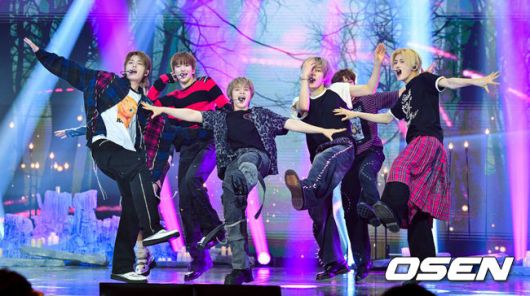 [OSEN=조은정 기자]그룹 아크(ARrC·앤디, 최한, 도하, 현민, 지빈, 끼엔, 리오토)의 미니 3집 ‘호프’(HOPE) 발매 기념 미디어 쇼케이스가 16일 서울 마포구 SBS프리즘타워 공개홀에서 열렸다.아크의 이번 앨범의 타이틀곡 ‘어썸’(awesome)은 Y2K 사운드 기반의 남부 힙합이자 크렁크 스타일을 바탕으로 한 하이프 챈트 트랙이다. 일상의 불운마저 ‘awesome’하게 전환 해내는 Z세대의 태도를 위트 있게 담아냈으며, 아크 특유의 자유롭고 개성 있는 바이브가 인상적인 곡이다.아크가 멋진 무대를 선보이고 있다. 2025.07.16 /cej@osen.co.kr