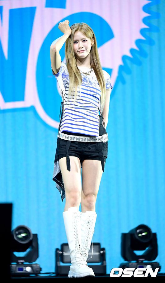 [OSEN=최규한 기자] 그룹 ifeye(이프아이-카시아, 라희, 원화연, 사샤, 태린, 미유)가 16일 오후 서울 한남동 블루스퀘어 SOL 트래블홀에서 미니 2집 물결 ‘낭’ Pt.2 ‘sweet tang(스윗탱)’을 발매 쇼케이스를 가졌다.이번 앨범 타이틀곡 ‘r u ok?’는 ifeye(이프아이)의 독보적인 멋스러움을 담아낸 노래로, 파워풀한 댄스곡 같으면서도 그 이면에 섬세한 악기 구성과 정교하게 설계된 그루브가 담겨 있어 리스너들의 귀를 사로잡을 것으로 기대된다.이프아이 라희가 포토타임을 하고 있다. 2025.07.16/ dreamer@osen.co.kr