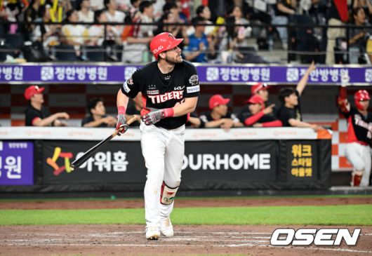 [OSEN=대전, 이대선 기자] 8일 오후 대전 한화생명볼파크에서 2025 신한 SOL Bank KBO리그 한화 이글스와 KIA 타이거즈의 경기가 열렸다.한화는 문동주, KIA는 윤영철을 선발로 내세웠다.8회초 1사 만루에서 KIA 위즈덤이 만루 홈런을 치고 있다. 2025.07.08 /sunday@osen.co.kr