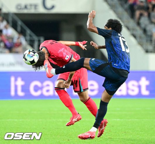 [OSEN=용인, 최규한 기자] 홍명보 감독이 이끄는 남자축구대표팀이 15일 오후 용인 미르스타디움에서 2025 동아시아축구연맹(EAFF) E-1 챔피언십(동아시안컵) 3차전 일본과 경기를 가졌다.한국은 1차전서 중국을 3-0, 2차전서 홍콩을 2-0으로 완파했다. 하지만 일본이 1차전서 홍콩을 6-1, 2차전서 중국을 2-0으로 이겼다. 골득실 +7의 일본이 +5의 한국을 누르고 조 선두인 상황이다. 나란히 2승을 거둔 한국과 일본은 대회 우승컵을 놓고 격돌한다.후반 한국 김주성이 헤더로 공을 따내고 있다. 2025.07.15 / dreamer@osen.co.kr