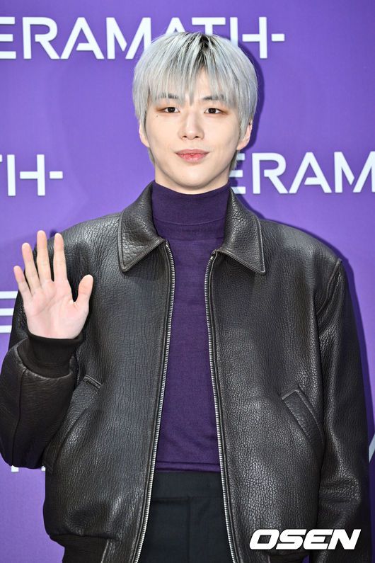 [OSEN=조은정 기자]22일 서울 강남구 한 뷰티 디바이스 브랜드의 플래그십 스토어에서 오픈 기념 포토월 행사가 열렸다.이날 행사에는 티파니, 권유리, 강다니엘, 고준희, 수현, 이주연, 효민, 장희진, 엑소 찬열, 박효신, 김재중, 전혜빈, 다샤 타란이 참석했다.강다니엘이 포즈를 취하고 있다. 2024.11.22 /cej@osen.co.kr