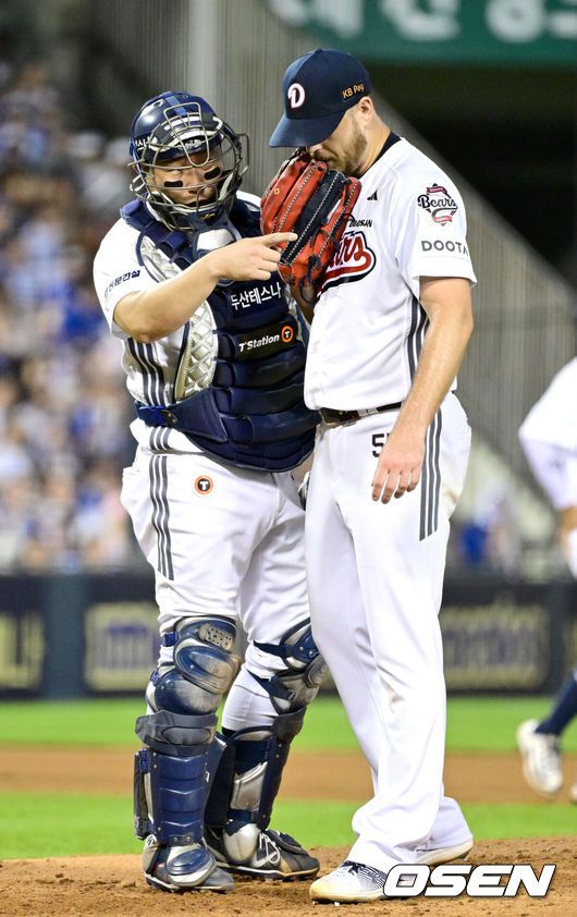 두산 베어스 콜 어빈과 양의지. /OSEN DB