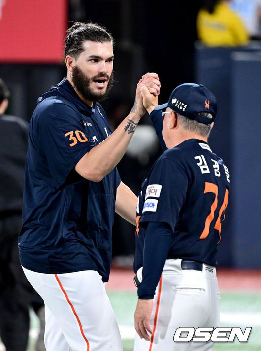 [OSEN=수원, 최규한 기자] 프로야구 한화 이글스가 18일 수원KT위즈파크에서 열린 2025 신한 SOL뱅크 KBO리그 KT 위즈와의 시즌 9차전에서 5-0으로 승리했다.후반기 첫 경기를 승리로 장식한 선두 한화는 최근 7연승, 원정경기 4연승을 달리며 시즌 53승 2무 33패를 기록했다. 반면 최근 3연승, 금요일 6연승이 좌절된 5위 KT는 45승 3무 42패가 됐다.한화 선발 폰세는 6이닝 2피안타 2사사구 8탈삼진 무실점 98구 위력투로 시즌 12승(무패)째를 챙겼다.경기를 마치고 한화 김경문 감독과 승리투수 폰세가 인사를 나누고 있다. 2025.07.18 / dreamer@osen.co.kr