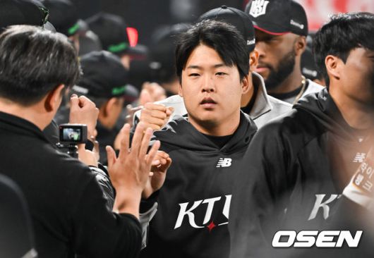 [OSEN=수원, 박준형 기자]  KT가 투타 조화를 앞세워 연승을 달렸다.KT는 9일 수원KT위즈파크에서 열린 ‘2025 신한 SOL BANK KBO리그’  NC와의 대결에서 4-1로 승리했다.경기종료 후 KT 강백호가 동료들과 승리의 기쁨을 나누고 있다.     2025.04.09 /