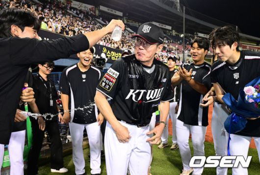 [OSEN=잠실, 지형준 기자] KT 위즈 이강철 감독이 개인 통산 500승을 달성했다.KT는 4일 서울 잠실구장에서 열린 2025 신한 SOL Bank KBO리그 두산 베어스와의 원정 경기에서 6-3 승리를 거뒀다. 오원석은 이날 선발 등판, 6이닝 4피안타 2볼넷 5탈삼진 1실점 퀄리티 스타트로 데뷔 첫 10승 고지를 밟았다. 경기를 마치고 KT 고영표가 이강철 감독에게 물을 뿌리며 통산 500승 달성을 축하해주고 있다. 2025.07.04 /jpnews@osen.co.kr