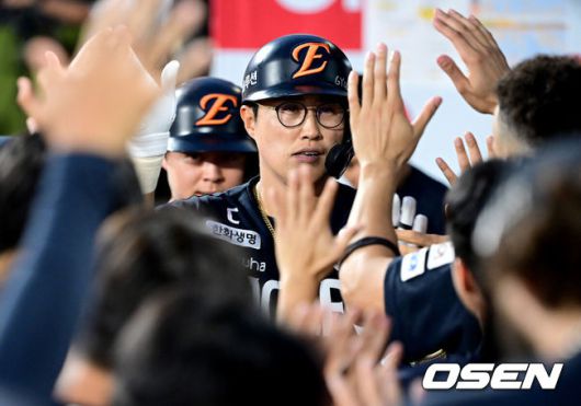 [OSEN=수원, 최규한 기자] 18일 수원 KT위즈파크에서 ‘2025 신한 SOL Bank KBO리그’ KT 위즈와 한화 이글스의 경기가 열렸다.홈팀 KT는 오원석, 방문팀 한화는 코디 폰세를 선발로 내세웠다.5회초 2사 1루 상황 한화 채은성이 달아나는 좌월 투런포를 날리고 홈을 밟은 뒤 더그아웃 동료들과 인사를 나누고 있다. 2025.07.18 / dreamer@osen.co.kr