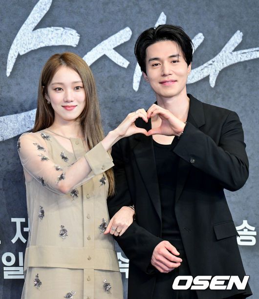 [OSEN=조은정 기자]JTBC 새 금요시리즈 ‘착한 사나이’ 제작발표회가 14일 서울 구로구 한 연회장에서 열렸다.‘착한 사나이’(연출 송해성·박홍수, 극본 김운경·김효석, 제공 SLL, 제작 하이브미디어코프·하이그라운드)는 3대 건달 집안의 장손이자 의외의 순정을 품은 박석철과 가수를 꿈꾸는 그의 첫사랑 강미영이 펼치는 감성 누아르다.배우 이성경, 이동욱이 포즈를 취하고 있다. 2025.07.14/cej@osen.co.kr