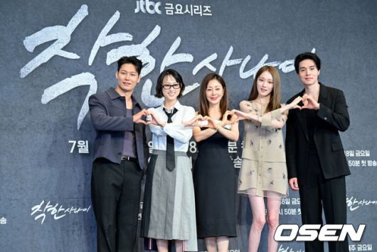 [OSEN=조은정 기자]JTBC 새 금요시리즈 ‘착한 사나이’ 제작발표회가 14일 서울 구로구 한 연회장에서 열렸다.‘착한 사나이’(연출 송해성·박홍수, 극본 김운경·김효석, 제공 SLL, 제작 하이브미디어코프·하이그라운드)는 3대 건달 집안의 장손이자 의외의 순정을 품은 박석철과 가수를 꿈꾸는 그의 첫사랑 강미영이 펼치는 감성 누아르다.배우 박훈, 류혜영, 오나라, 이성경, 이동욱이 포즈를 취하고 있다. 2025.07.14/cej@osen.co.kr