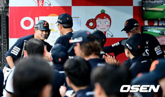 [OSEN=수원, 최규한 기자] 18일 수원 KT위즈파크에서 ‘2025 신한 SOL Bank KBO리그’ KT 위즈와 한화 이글스의 경기가 열렸다.홈팀 KT는 오원석, 방문팀 한화는 코디 폰세를 선발로 내세웠다.2회초 1사 1, 3루 상황 한화 심우준이 스퀴즈 번트를 대고 타점을 올린 뒤 더그아웃에서 김경문 감독과 인사를 나누고 있다. 2025.07.18 / dreamer@osen.co.kr