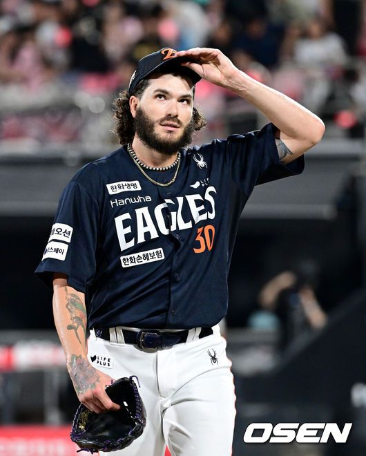 [OSEN=수원, 최규한 기자] 18일 수원 KT위즈파크에서 ‘2025 신한 SOL Bank KBO리그’ KT 위즈와 한화 이글스의 경기가 열렸다.홈팀 KT는 오원석, 방문팀 한화는 코디 폰세를 선발로 내세웠다.6회말 2사 1, 2루 상황 KT 로하스를 내야 파울 뜬공으로 이끌며 실점없이 이닝을 막아낸 한화 선발 폰세가 더그아웃으로 향하고 있다. 2025.07.18 / dreamer@osen.co.kr