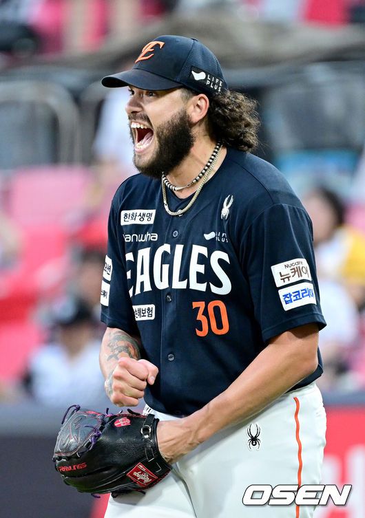 [OSEN=수원, 최규한 기자] 18일 수원 KT위즈파크에서 ‘2025 신한 SOL Bank KBO리그’ KT 위즈와 한화 이글스의 경기가 열렸다.홈팀 KT는 오원석, 방문팀 한화는 코디 폰세를 선발로 내세웠다.2회말 1사 주자없는 상황 KT 허경민의 내야 땅볼 때 한화 선발 코디 폰세가 3루수 노시환의 좋은 수비에 환호하고 있다. 2025.07.18 / dreamer@osen.co.kr